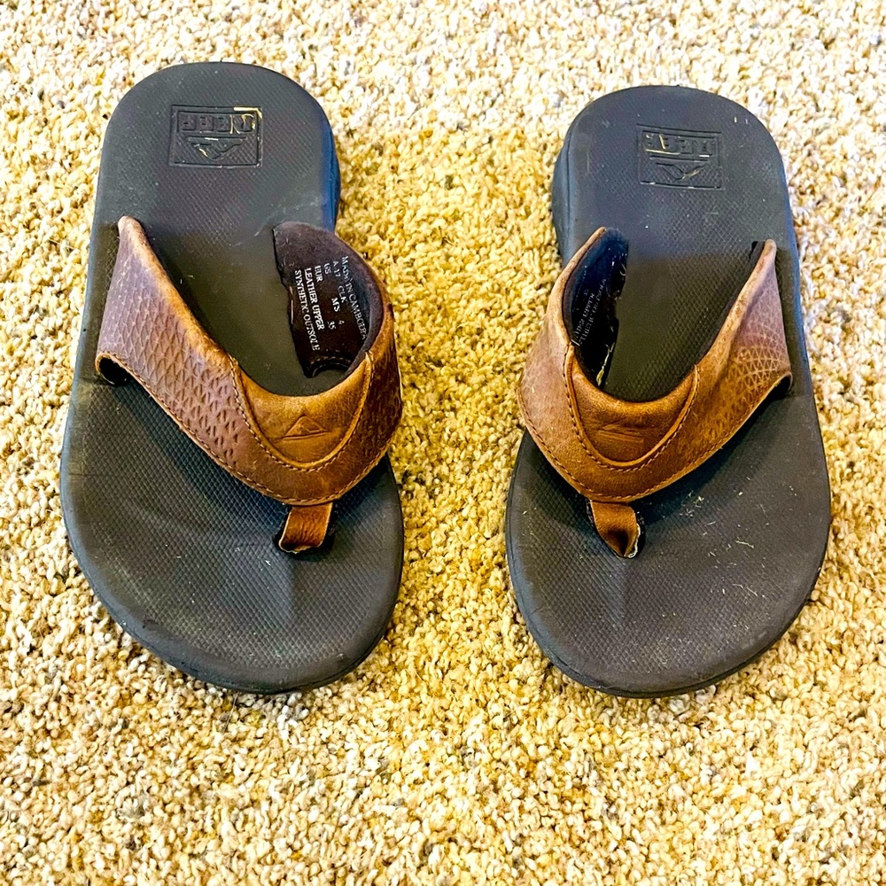 Boys size 4 reef leather flip-flops